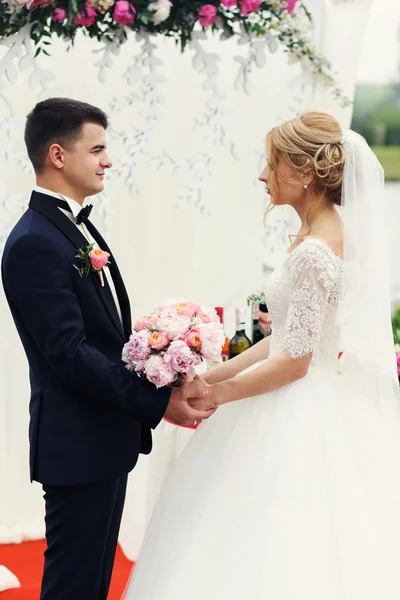 Красивий щасливий наречений і наречена — стокове фото