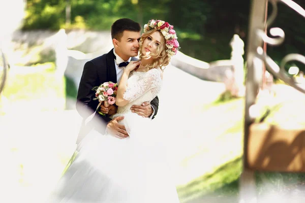 Handsome happy groom and bride — Stock Photo, Image