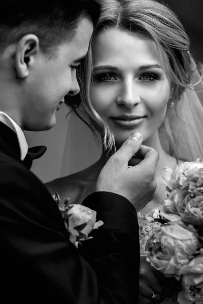 Handsome groom and blonde beautiful bride — Stock Photo, Image