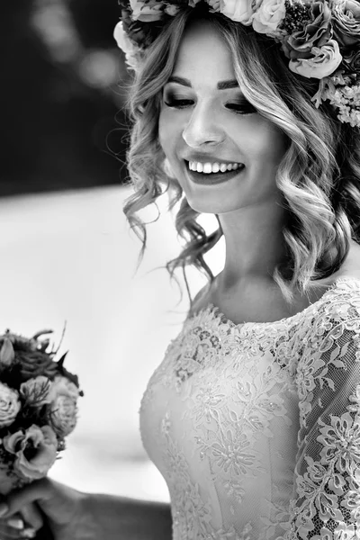 Superbe blonde souriante mariée émotionnelle — Photo