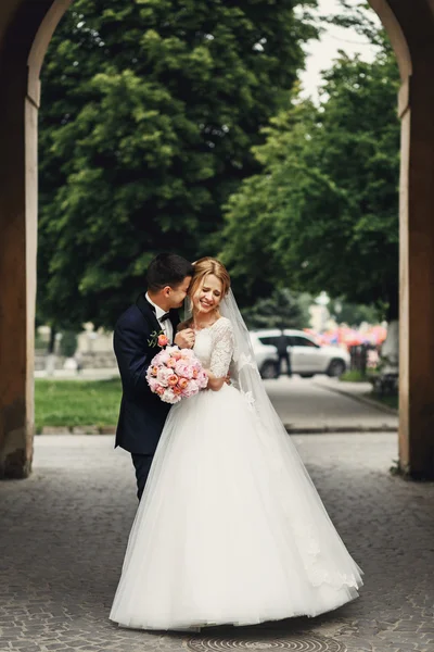 Przystojny szczęśliwy groom i oblubienica — Zdjęcie stockowe