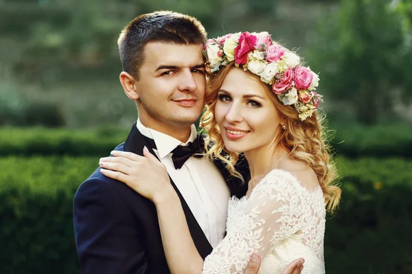 Blonde Braut und schöner Bräutigam umarmen sich — Stockfoto