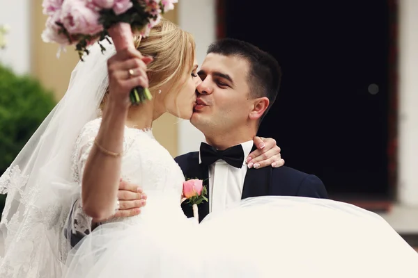 Yakışıklı damat takım elbise ve gelin