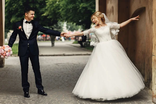 Щасливий красивий наречений і блондинка наречена — стокове фото