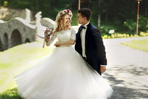 Noiva em vestido branco e noivo — Fotografia de Stock