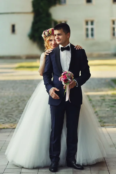 Noivo e noiva bonita — Fotografia de Stock