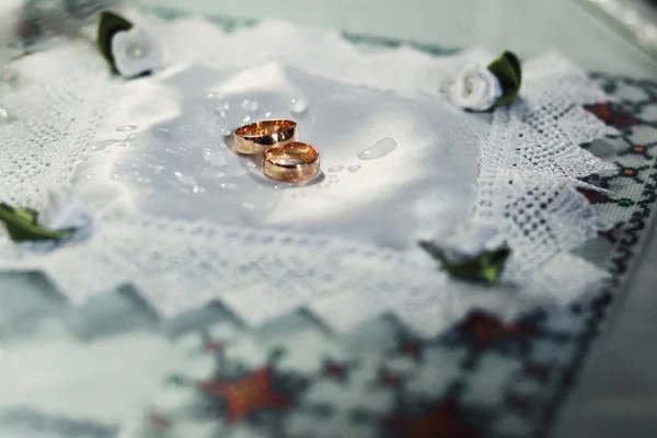 두 비싼 황금 결혼 반지 — 스톡 사진