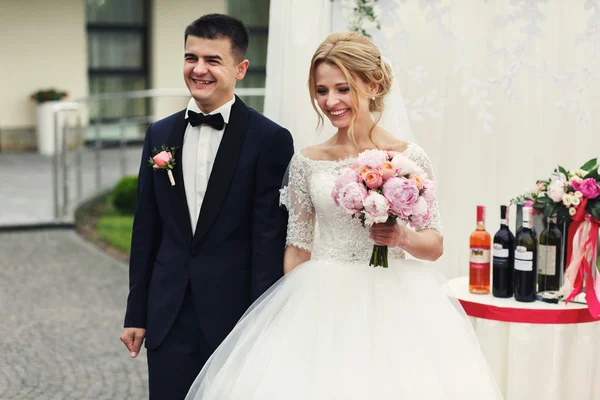 Bonito noivo feliz e noiva — Fotografia de Stock