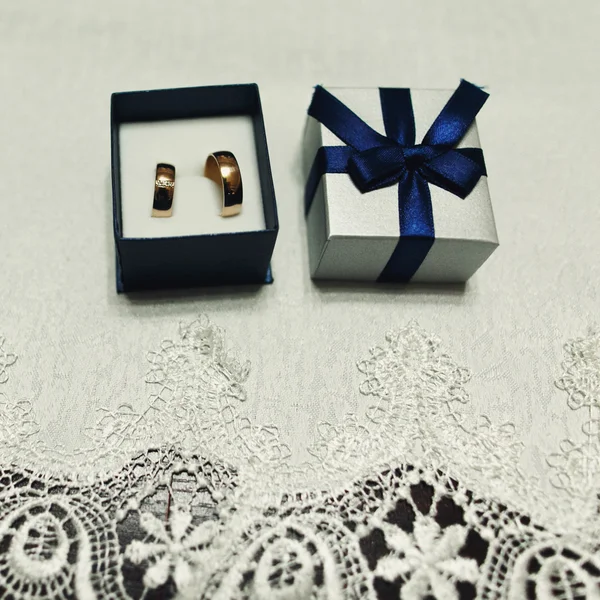 Drahé zlaté snubní prsteny — Stock fotografie
