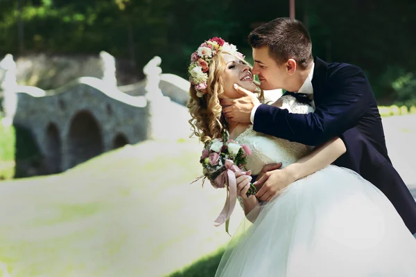 Bonito noivo feliz e noiva — Fotografia de Stock