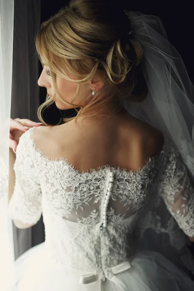 Gyönyörű szőke esküvő menyasszony — Stock Fotó