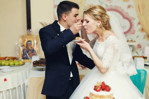 Verheugd huwelijksfeest paar — Stockfoto