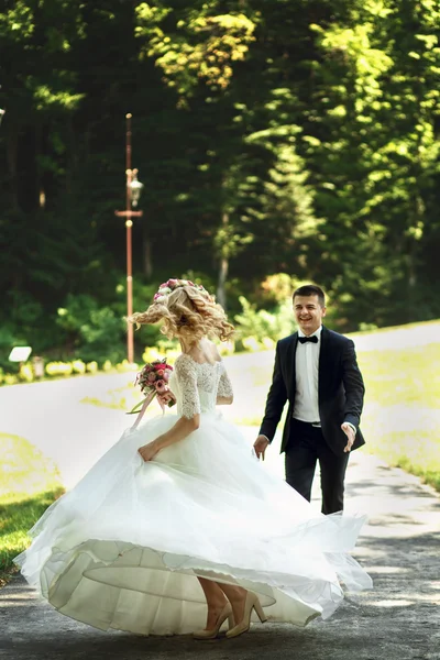 Piękna panna młoda blondynka elegancki — Zdjęcie stockowe