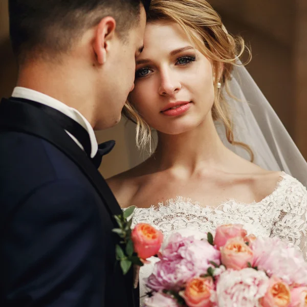 Przystojny szczęśliwy groom i oblubienica — Zdjęcie stockowe