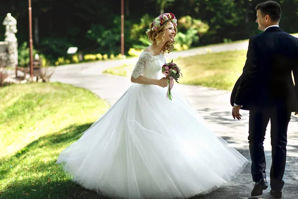 エレガントな美しい金髪の花嫁 — ストック写真