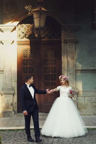 Noivo elegante confiante e noiva bonita — Fotografia de Stock