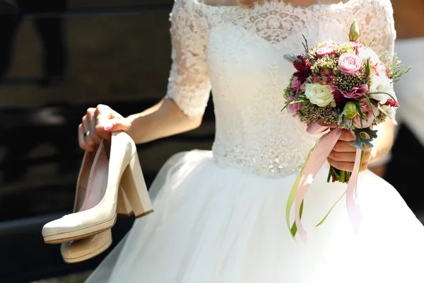 Elegante stijlvolle bruid — Stockfoto
