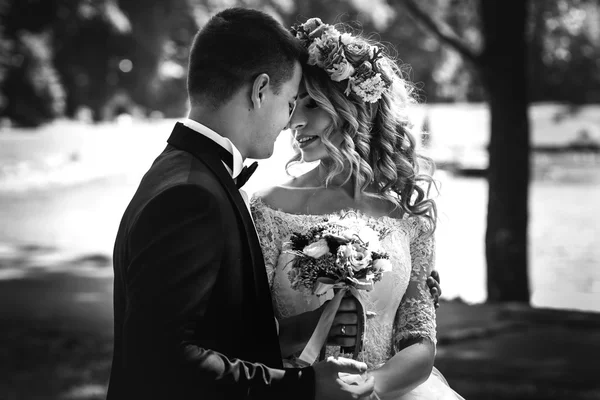 Handsome happy groom and bride — Stock Photo, Image