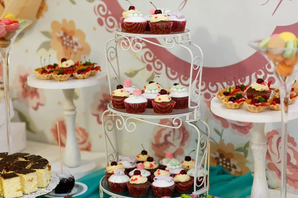 Вкусный и вкусный свадебный десертный стол — стоковое фото