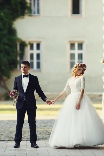 Noivo e noiva bonita — Fotografia de Stock