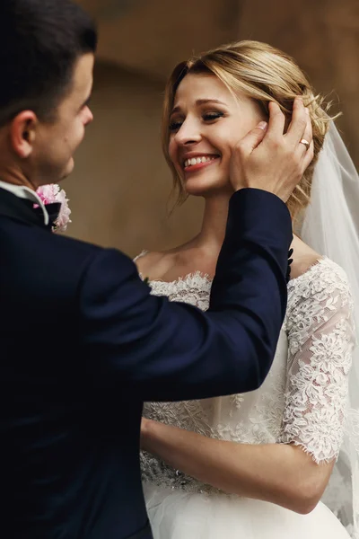 Красивый жених и блондинка красивая невеста — стоковое фото