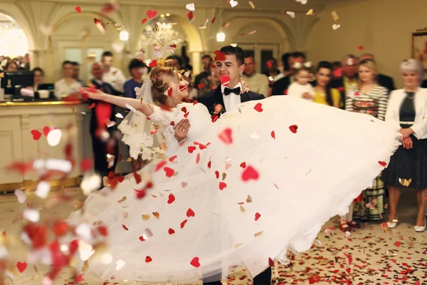 Glad brudgummen och bruden första dans — Stockfoto
