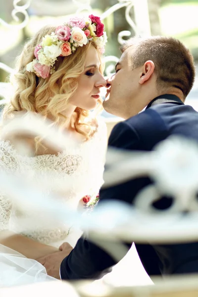 Красивий наречений цілує наречену — стокове фото
