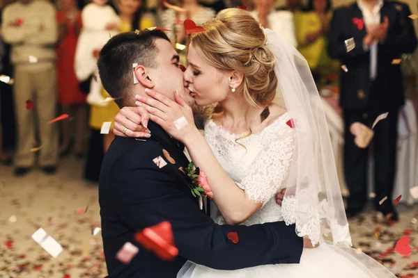 Noivo elegante feliz romântico — Fotografia de Stock