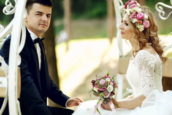 Knappe bruidegom zitten withl bruid — Stockfoto