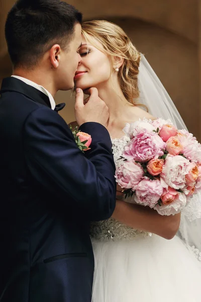 Happy stilig brudgummen och blond — Stockfoto
