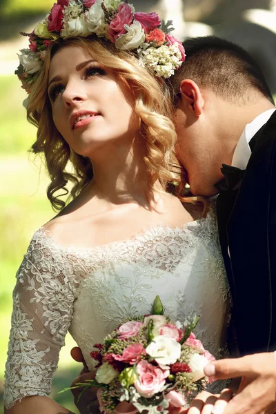Прекрасный счастливый молодой жених целует невесту — стоковое фото