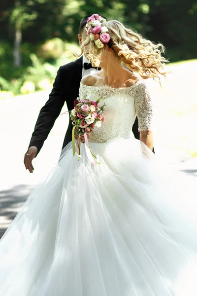 Элегантные красивая блондинка невеста и жених — стоковое фото