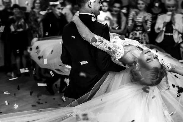 Bräutigam und schöne Braut tanzen zuerst — Stockfoto