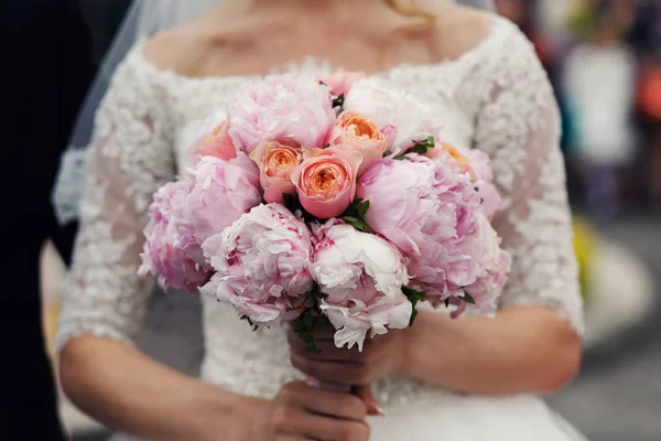 Novia en vestido vintage con ramo de rosas — Foto de Stock