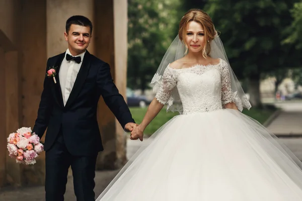 Mutlu yakışıklı damat ve gelin — Stok fotoğraf