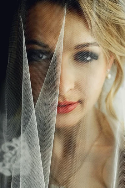 Gyönyörű szőke menyasszony — Stock Fotó