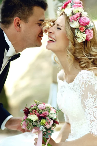 白いドレスと花輪の花嫁 — ストック写真