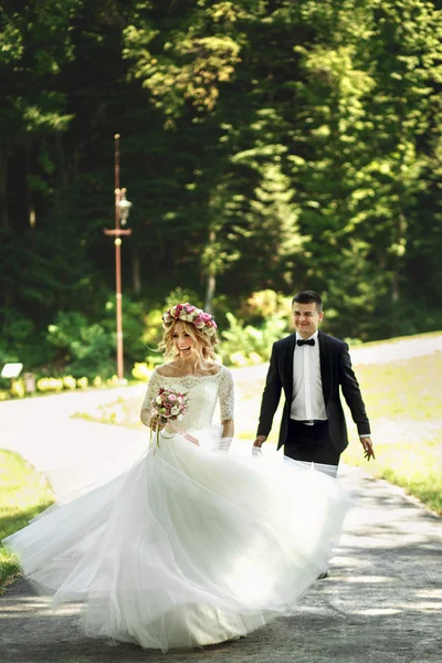 Beautiful elegant blonde bride  and groom — Stock Photo, Image