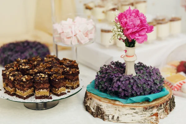 Heerlijke en verbazingwekkende dessert tabel — Stockfoto