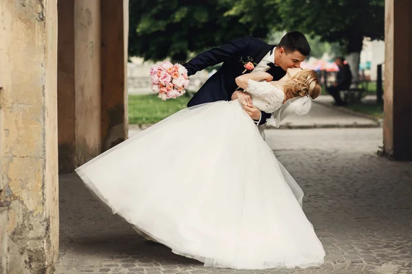Gelukkig knappe bruidegom en de bruid — Stockfoto