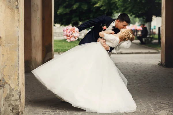 Feliz noivo bonito e noiva — Fotografia de Stock