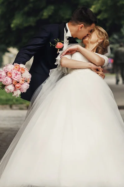 Glücklich schöner Bräutigam und Braut — Stockfoto