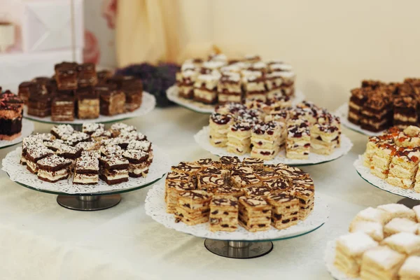 Heerlijke en smakelijke bruiloft dessert tabel — Stockfoto