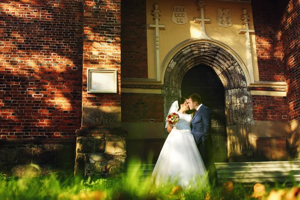 Novia y novio caminando —  Fotos de Stock