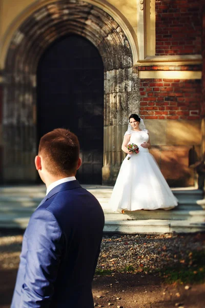 Bruid en bruidegom wandelen — Stockfoto