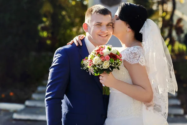 Noivo beija a noiva — Fotografia de Stock