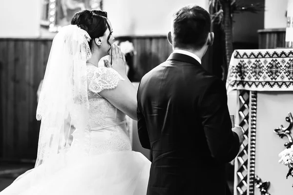 Bruid in kant jurk — Stockfoto