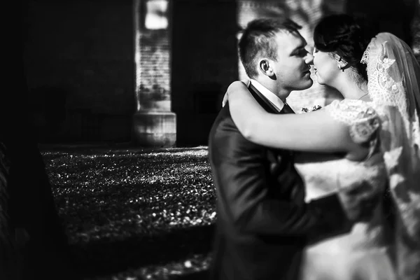 Nevěsta a ženich chůzi — Stock fotografie