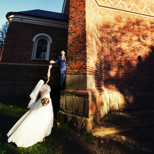 Noiva e noivo andando — Fotografia de Stock