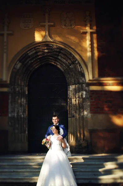 Sposa e sposo a piedi — Foto Stock